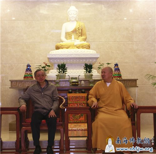 印顺大和尚与赵学义局长亲切交谈