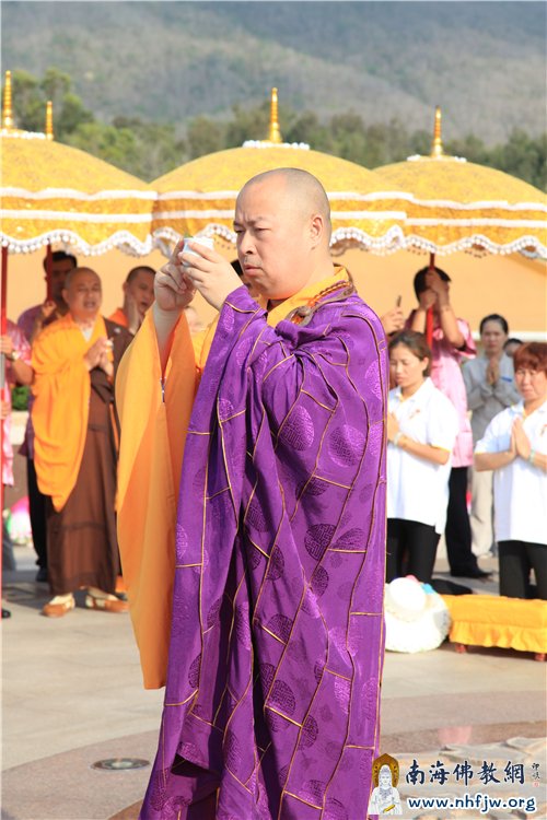 印顺大和尚持诵《大悲咒》,为法会洒净