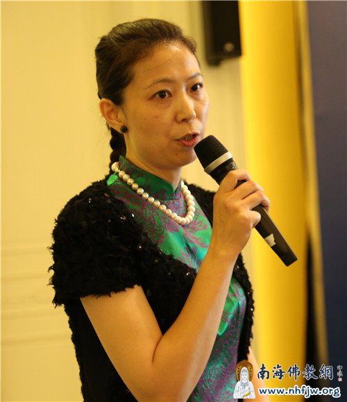 中国下一代教育基金会(企业社会责任专项基金)秘书长孙慧主持论坛