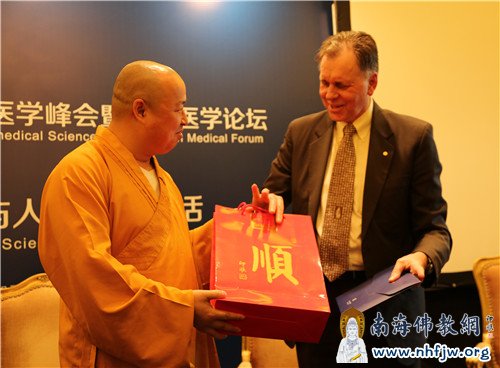 印顺大和尚与巴里·马歇尔教授交换礼物