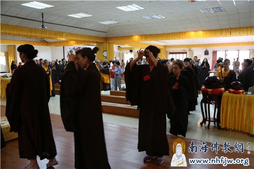 07 信众上台拈香.jpg