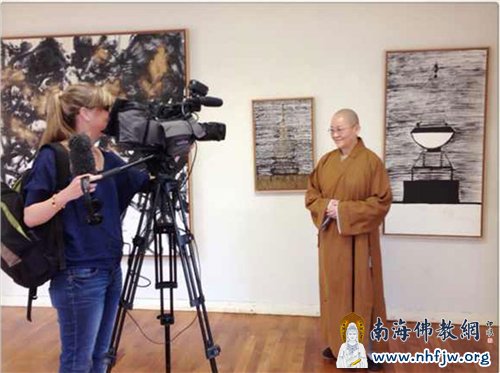 源满法师接受巴黎电视台采访