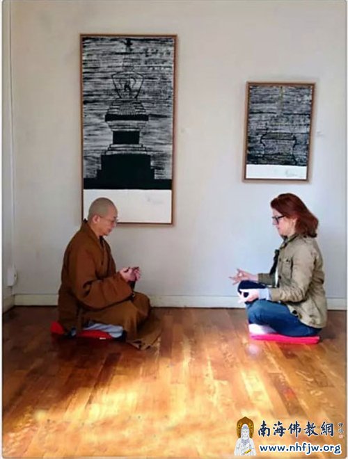 会后法师受本次艺术展策展人Francoise之邀,现场于本焕长老舍利塔的画作下,教导其持咒与禅修