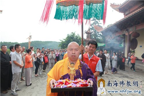 印顺大和尚恭迎太子像 摄影:顿宏