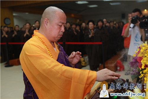 印顺大和和尚拈香礼佛 摄影:顿宏