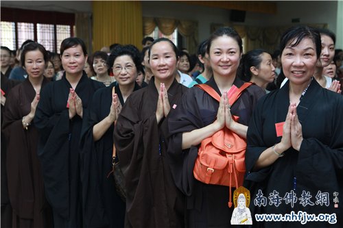 法喜充满的信众 摄影:顿宏
