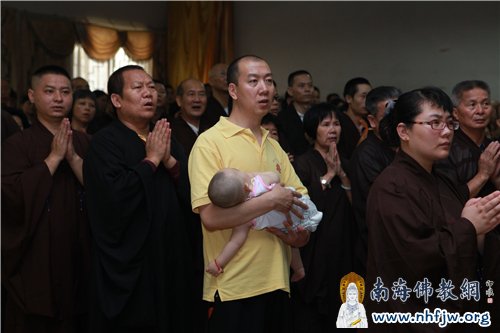 一年一度浴佛节,父子参与,共沾法喜 摄影:顿宏