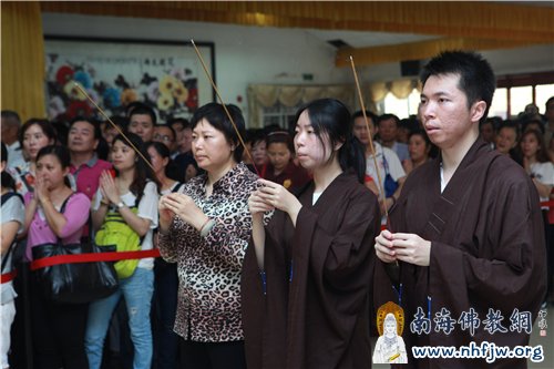 功德主拈香礼佛 摄影:顿宏