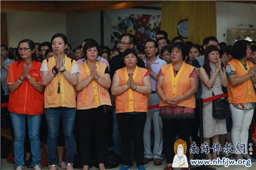 秩序井然的法会现场,离不开义工们的辛劳付出 摄影:顿宏