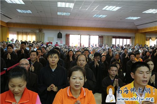 信众虔诚皈依三宝