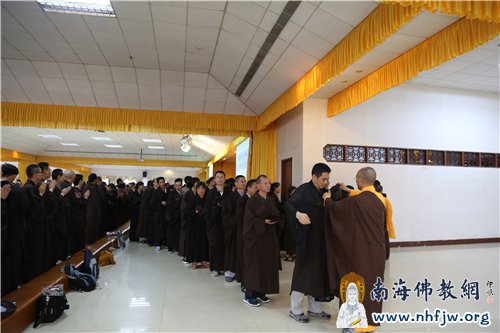 法师们为刚受五戒的弟子搭缦衣