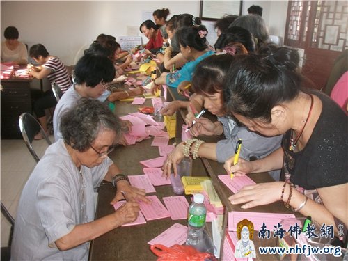 登记礼佛的人络绎不绝
