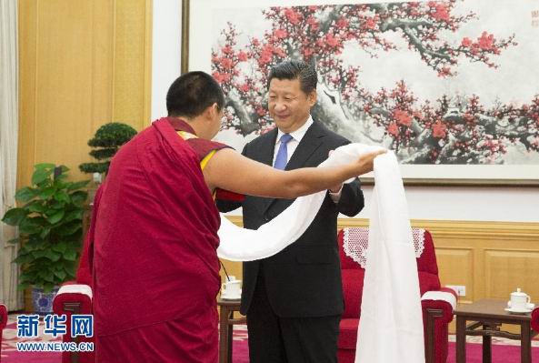 6月10日,国家主席习近平在北京中南海接受十一世班禅大师拜见,班禅大师向习近平敬献哈达。(图片来源:新华社 摄影:兰红光)
