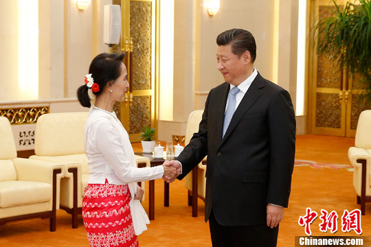 6月11日,中共中央总书记、国家主席习近平在北京人民大会堂会见由主席昂山素季率领的缅甸全国民主联盟代表团。(图片来源:中新社摄影:盛佳鹏)