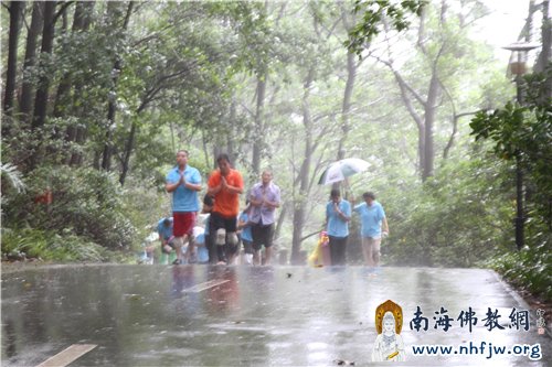 狂风骤雨下,仍坚持拜山祈福